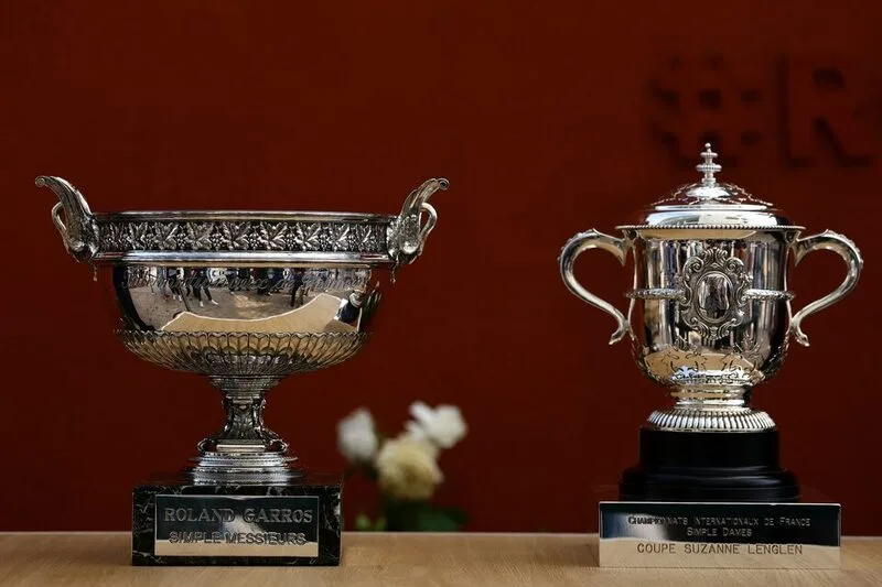 Các nhà vô địch Roland-Garros nâng cao những chiếc cúp biểu tượng như Coupe des Mousquetaires và Coupe Suzanne-Lenglen.